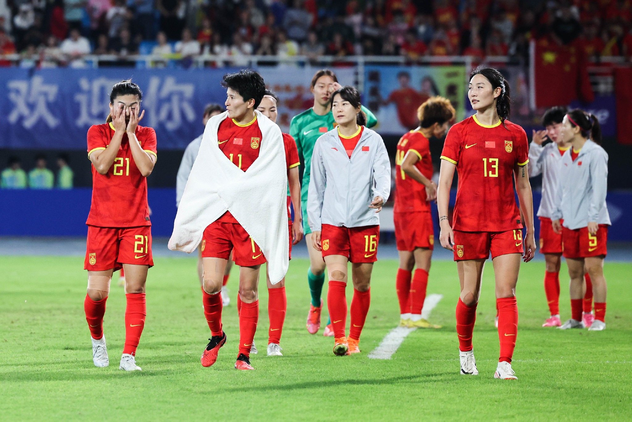 中国女足国家队在赛场上获胜