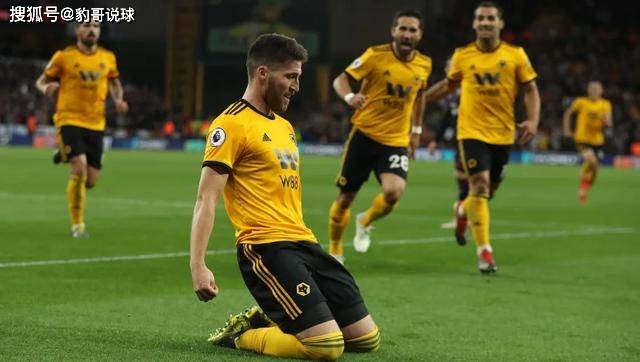 关于狼队主场大败，后防线暴露问题的信息