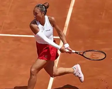 肯尼亚女足队员取得胜利，晋级到下一轮比赛