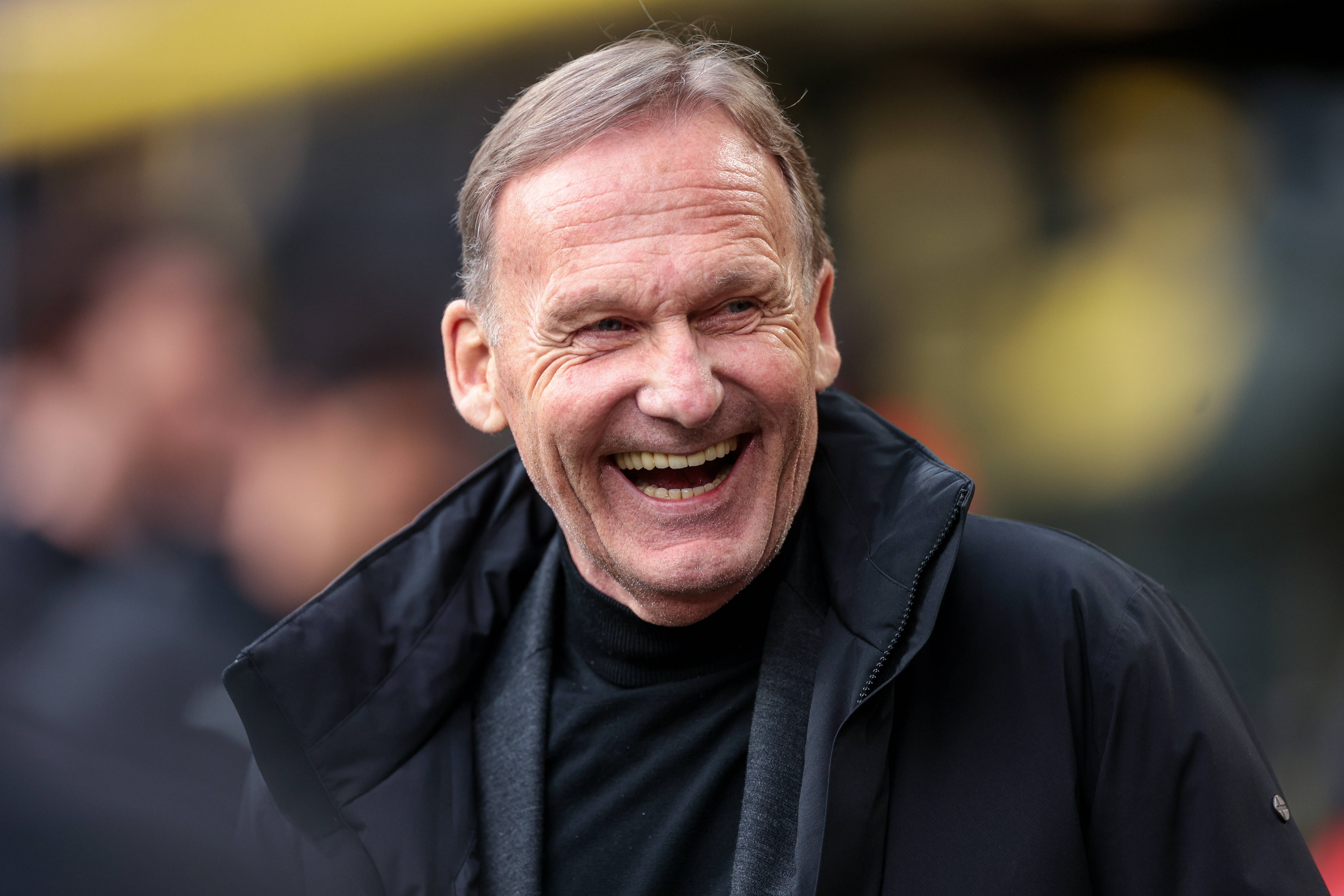 包含沙尔克04遭遇惨败，陷入保级泥潭的词条