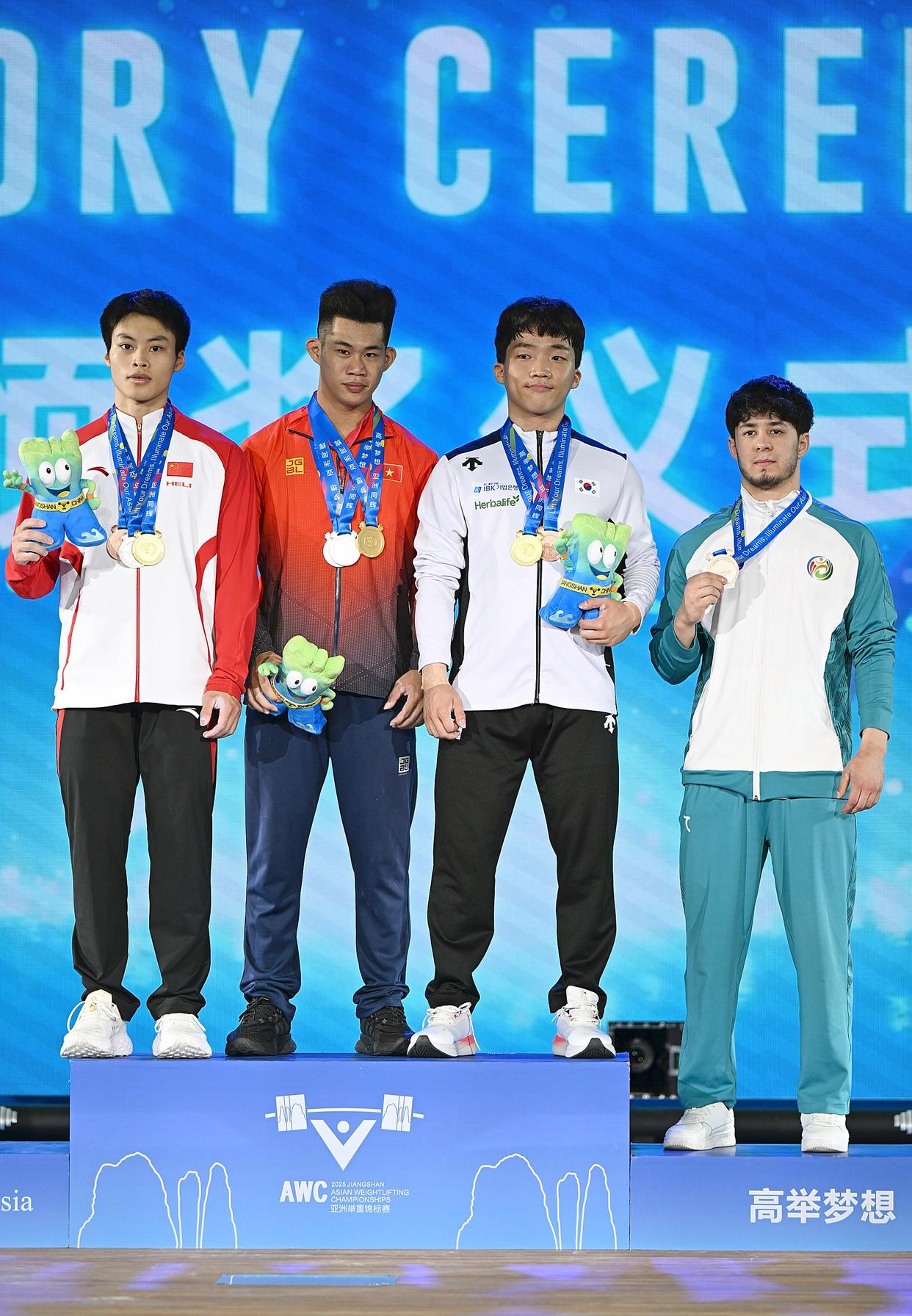 爱游戏-日本代表团在举重比赛中斩获金牌