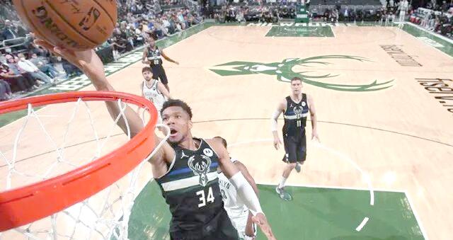 关于雄鹿主场轻松击败篮网，继续不败的信息