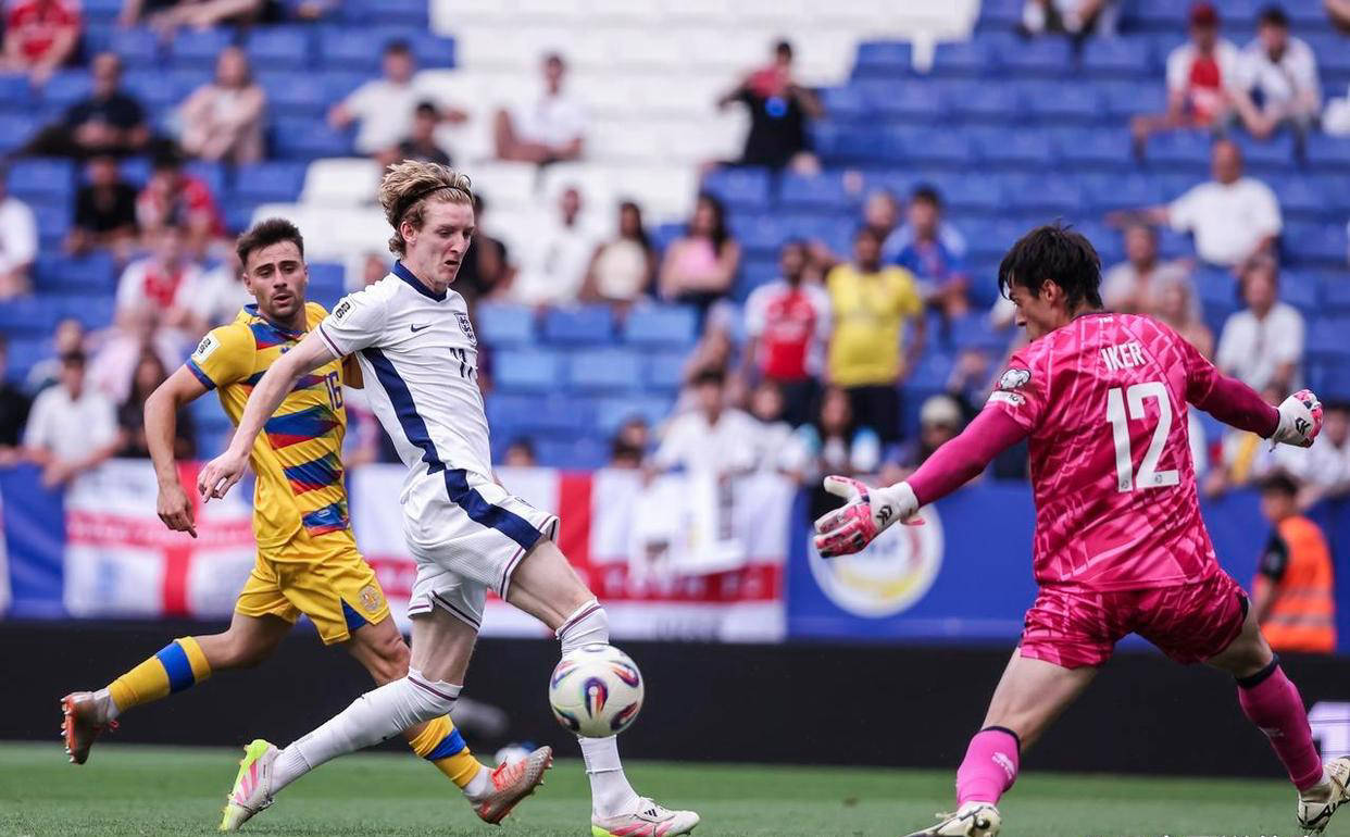 英格兰豪取大胜，领跑小组取得关键胜利的简单介绍