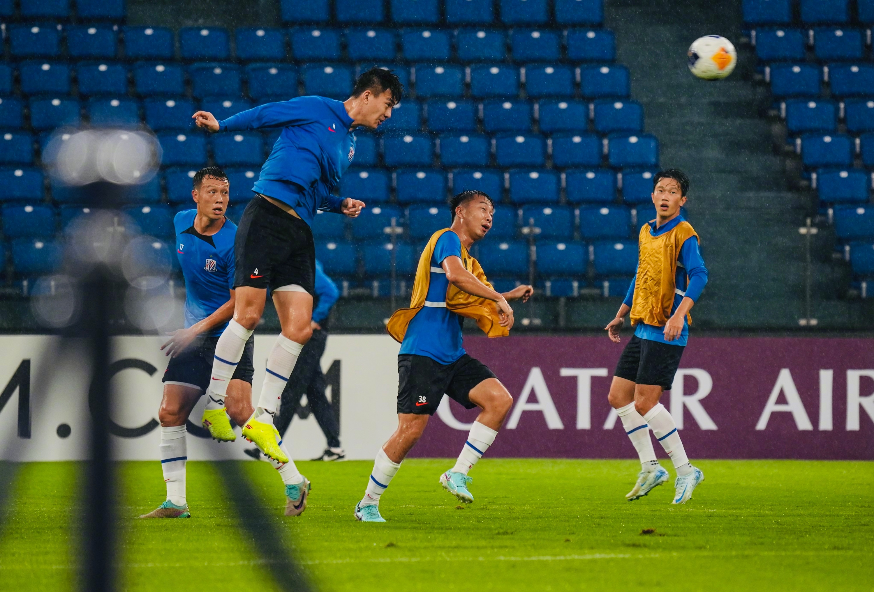 比赛进入白热化，球员拼尽全力