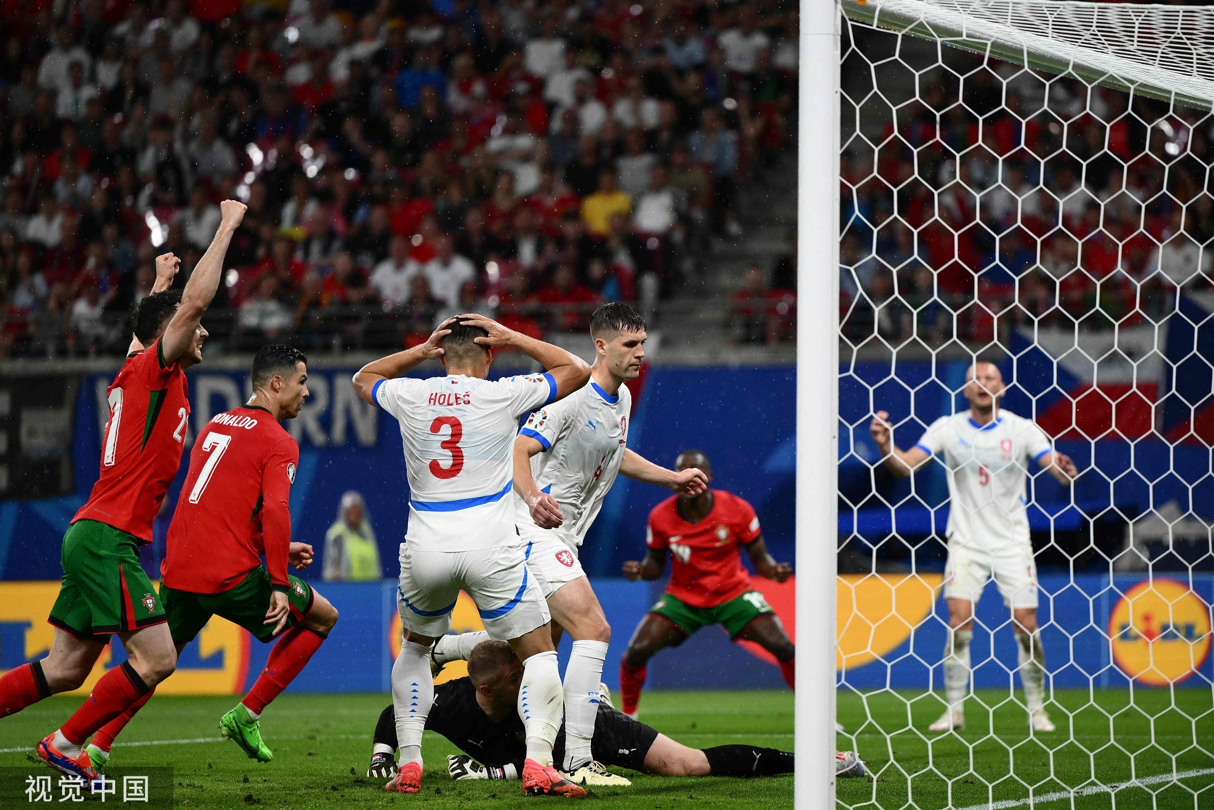 爱游戏网页版-欧洲联赛豪强对决，场面火爆惊艳